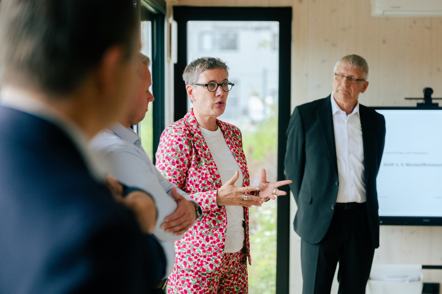 Prof. Dr.-Ing. Sabine Flamme (3. v. l.) von der FH Münster und Thomas Lauritzen (re.), Vorstand des AUF e.V., beleuchteten zwei ausgewiesene Fachleute die zirkuläre Bauwirtschaft.