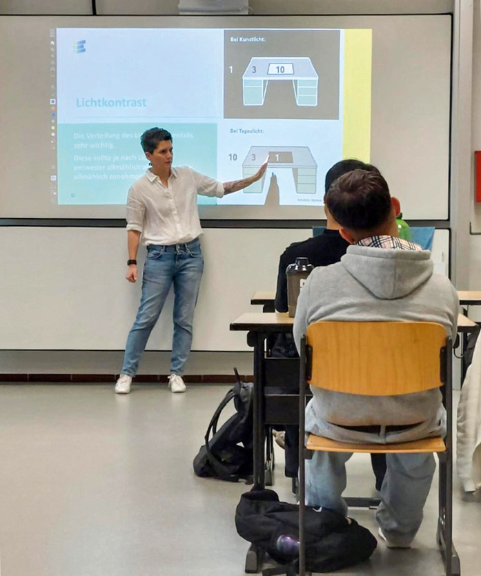 ES-SO Advisor Trainerin Sandra Musculus bildet die Auszubildenden in Gelsenkirchen ehrenamtlich aus.