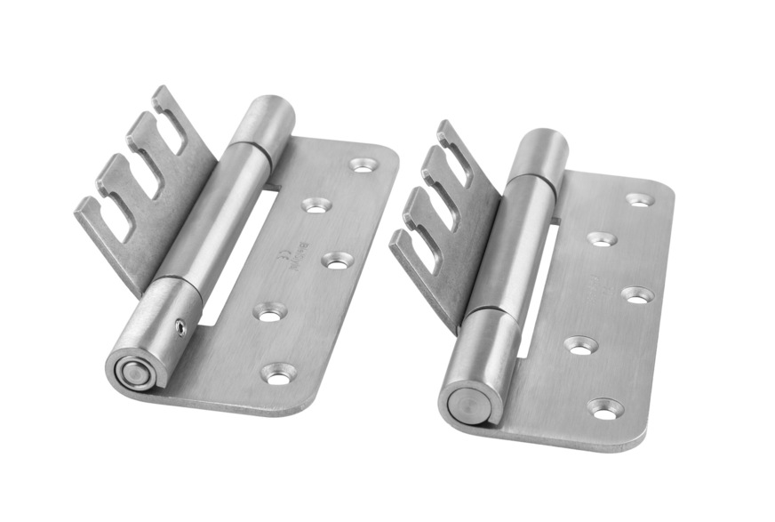 BaSys hat das Objekttürbandsystem mit 18 mm Rollendurchmesser auf ein neues Konstruktionsprinzip umgestellt. Links das Vorgängermodell mit durchgehender Achse und Stiftsicherung, rechts das neue Modell.