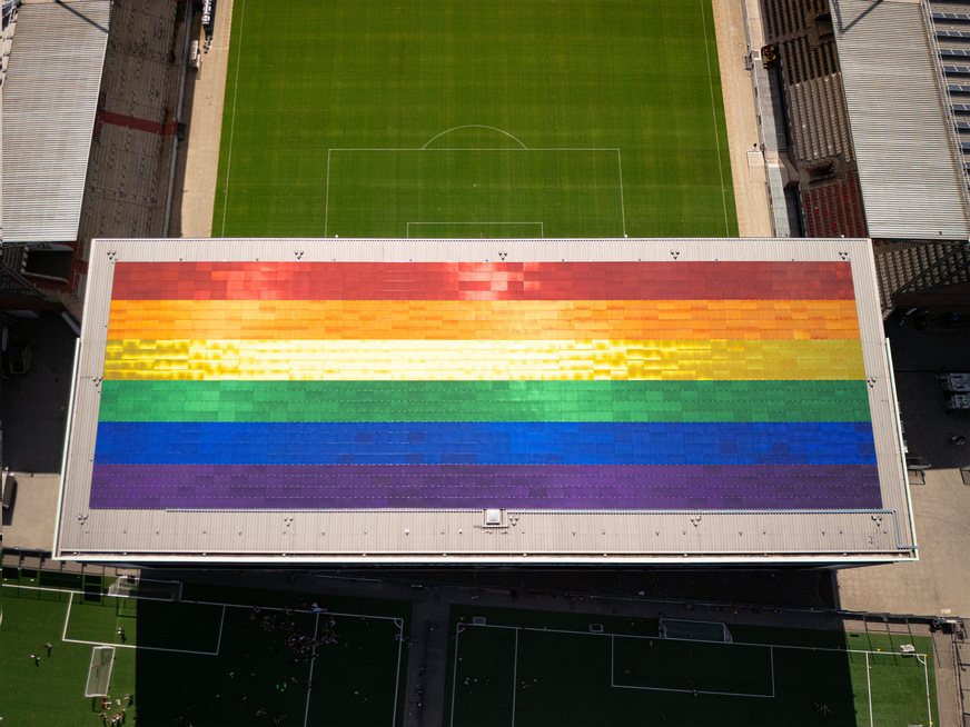 Seit letztem Jahr hat Hamburg ein neues Wahrzeichen – die großflächige Regenbogen-PV-Anlage auf dem Dach der Nordtribüne des Millerntor-Stadions. Das Projekt von LichtBlick und dem FC St. Pauli verbindet Hightech mit Haltung.
