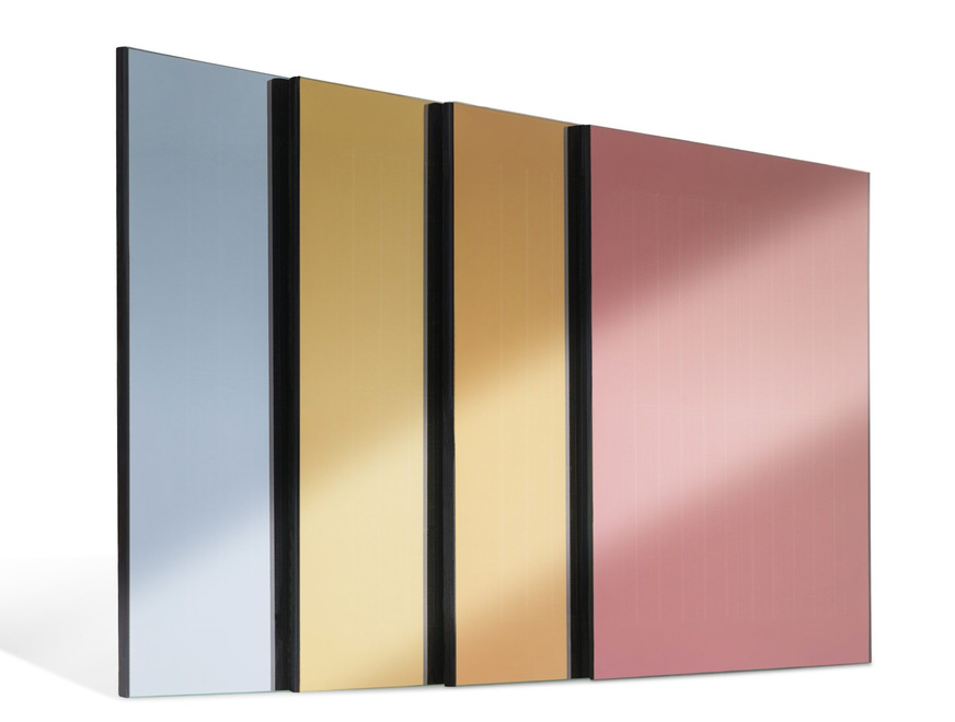 Die neuen farbigen Magnetron-Beschichtungen „ipasolar“ von AGC Interpane Architectural Glass bieten Architekten und Modulherstellern mehr Gestaltungsfreiheit für moderne BIPV-Fassaden. Hier die Standardfarben Silber, Gold, Bronze und Rot.