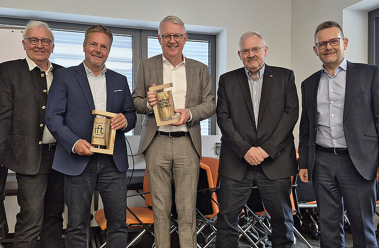 Verabschiedung von Henner Klaas und Bernd Löffel vom Vorstand des Ift Rosenheim v.l.n.r.: Prof. Dr. Winfried Heusler, Henner Klaas, Bernd Löffel, Oskar Anders, Dr. Jochen Peichl.