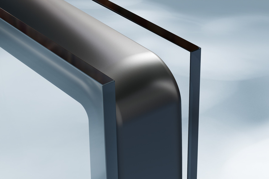 Der Abstandhalter wird robotergestützt appliziert und verbindet sich mit dem Glas sowie mit dem Silikon-Sekundärdichtstoff. Dadurch entsteht eine langfristig dichte Barriere im Randverbund.
