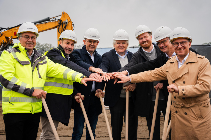 Versammelten sich am 21. Oktober 2026 zum Spatenstich (v.l.n.r.): Toralf Evert, Projektleiter Goldbeck, Thorsten Hochhard, Geschäftsführer Goldbeck Nord, Ludger Martinschledde, Geschäftsführer Schirmer Maschinen, Hans Beckhoff, Gründer, Geschäftsführer und Gesellschafter Beckhoff Automation und sein Sohn Johannes Beckhoff, Andreas Sunder, Bürgermeister Stadt Rietberg, und Robin Rieksneuwöhner, Bürgermeister Stadt Verl.