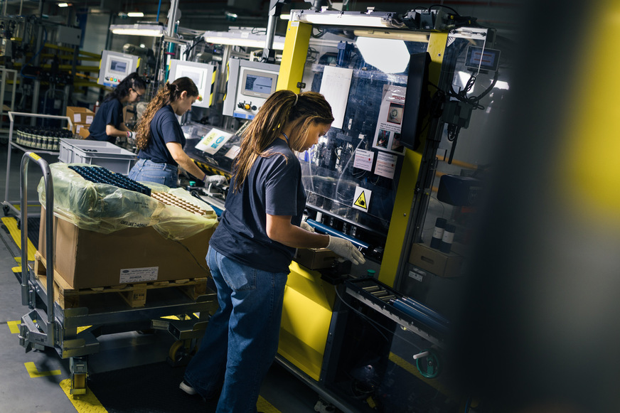 Blick in die Fertigung: Aktuell arbeiten 80 Beschäftigte im Werk, bis Ende 2027 soll ihre Zahl auf 125 steigen.