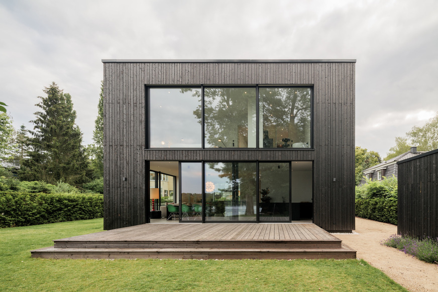 In einem historischen Fischerdorf am Stadtrand von Berlin besticht das Holzhaus am See durch sein kubisches Design und edle Schlichtheit. Systemlösungen von heroal schaffen eine direkte Verbindung zur Natur.
