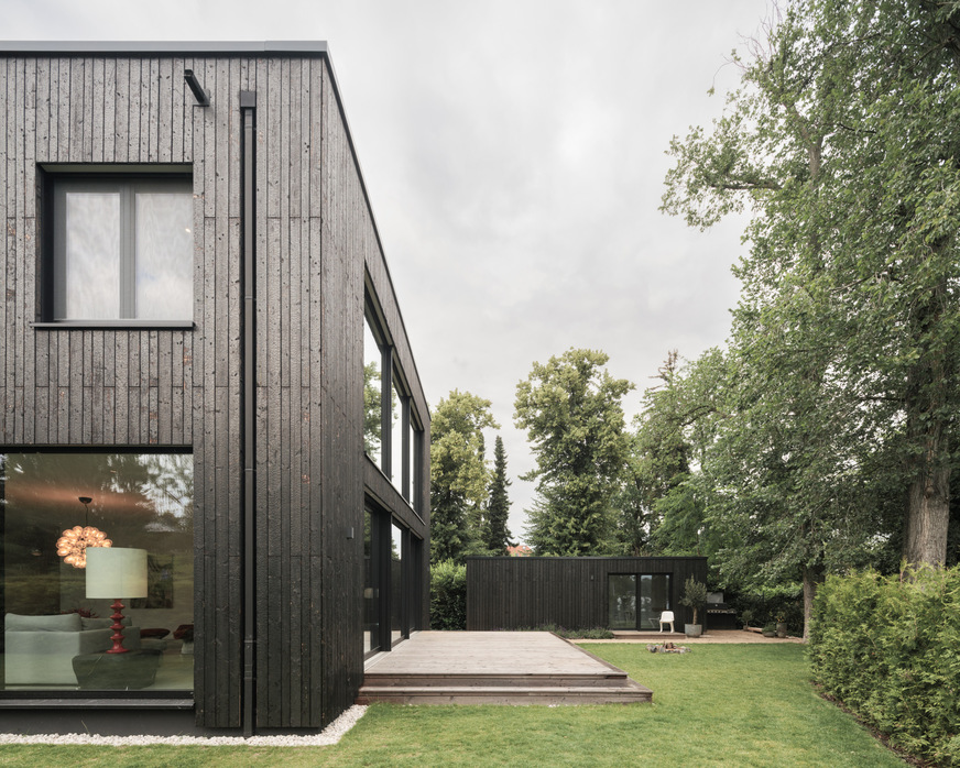Dank der exakten Anpassung an die Farbgebung der Fassade fügen sich die heroal Systemlösungen harmonisch in die schlichte Architektur des Gebäudes ein. Perfekte Farbtongleichheit bieten auch die in Sonderanfertigung beschichteten Fenstergriffe.