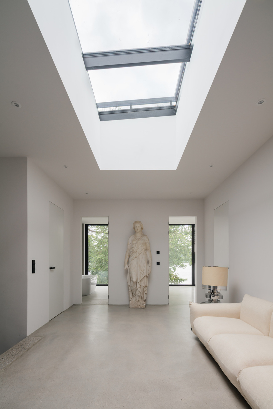 In dem zum Obergeschoss führenden Innenraum schaffen heroal Systemlösungen ein transparentes, lichtes Ambiente. Dort bringt das mithilfe des Fassadensystems heroal C 50 realisierte Dachlicht die Kunstgegenstände effektvoll zur Wirkung.