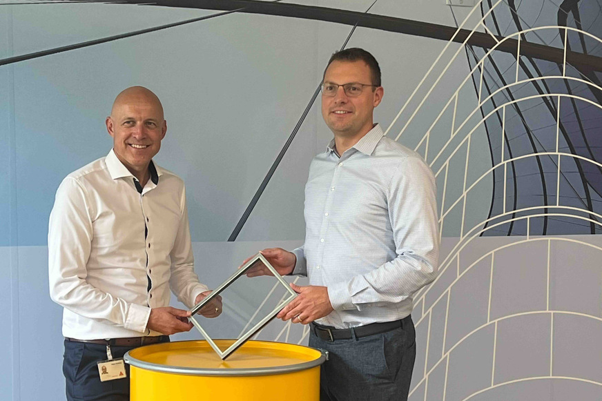 Matthias Bach, CEO von Swisspacer (links) und Matthias Hägler, Global Head Building Components bei Sika stellen die Adherawindow Technology vor.