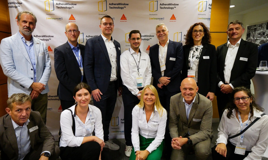 Das gemeinsame Team von Swisspacer und Sika bei der Präsentation der neuen Technologie auf der glasstec 2026.