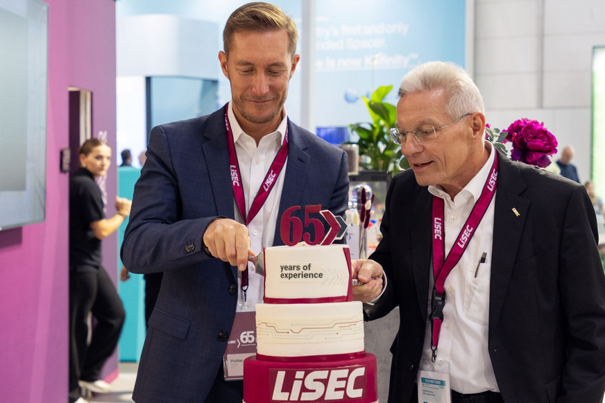Anlässlich des 65-jährigen Jubiläums von LiSEC schnitten Oliver Pichler (LiSEC CFO, links) und Gottfried Brunbauer (LiSEC CEO, rechts) gemeinsam die Jubiläumstorte an.