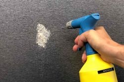 Intensives Spülen mit heißem Wasser sorgt dafür, dass sich die ersten Schmutzpartikel lösen und weggeschwemmt werden. 