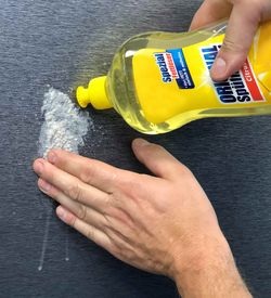 Nach dem ersten Spülvorgang tragen Sie das Spülmittel auf. Mit der bloßen Hand haben Sie das beste Gefühl und spüren, wenn sich Schmutzpartikel lösen.