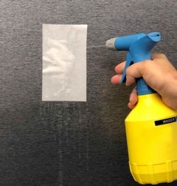 Legen Sie in heißem Wasser eingeweichtes Papier auf die verschmutzten Partien. Lassen Sie die Papierlage rund fünf Minuten einwirken und benetzen Sie sie währenddessen immer wieder mit heißem Wasser.