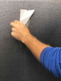 Entfernen Sie die Papierlage und spülen Sie die Oberfläche erneut mit heißem Wasser.