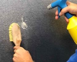 Geben Sie nun etwas Spülmittel auf eine weiche Bürste und bürsten die verbliebenen Schmutzreste unter gleichzeitigem Spülen sanft ab