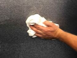 Wenn alle Schmutzreste entfernt sind, spülen Sie nochmals gründlich nach und reiben die Oberfläche erst dann trocken, wenn alle losen Partikel beseitigt sind.