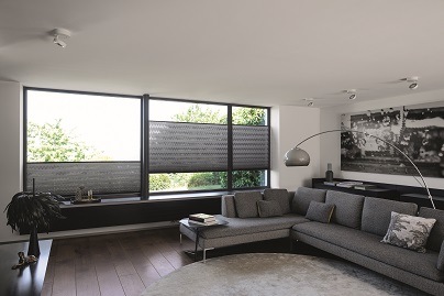 Hochwertig und umweltfreundlich: Die MHZ Plissee-Stoffqualität ZARKO besteht aus 100 Prozent recyceltem PES und ist nach Oeko-Tex® Standard 100 recycelte Materialien zertifiziert.