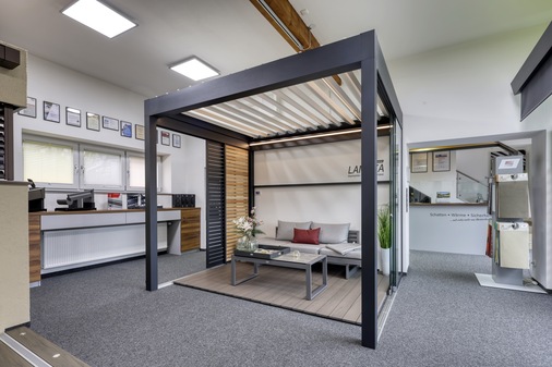 Im Ausstellungsraum des Prime Platin Partners zentral platziert: das Lamellendach Lamaxa L 50