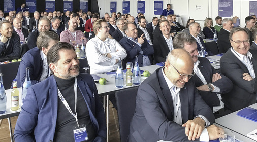 Volles Haus in Heidenheim: Im Kongresszentrum war bei dem letzten Netzwerk-Partnertreff der Saal mit 160 teilnehmenden Personen voll besetzt – und die gute Stimmung wurde von den Referenten gleich mitgeliefert. - © Foto: Daniel Mund / GLASWELT
