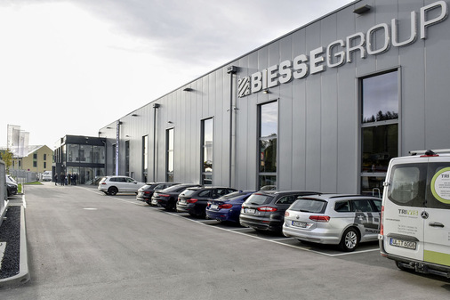 Der neue „Ulmer Campus“ von Biesse liegt verkehrsgünstig genau dort, wo die Autobahn A7 auf die Bundesstraße B10 trifft.