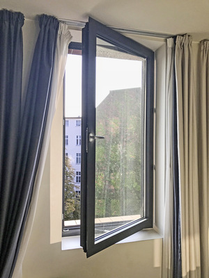 Bild 1: Fenster mit Öffnungsbegrenzer - © Foto: ift Rosenheim
