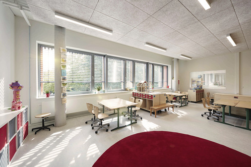 Für die Rettungswege sind die Raffstoren in der Mensa mit Komfortsteuerung und einem Notstrom-Kit ausgestattet