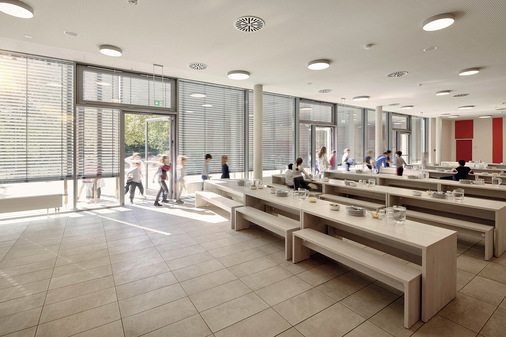 Die flexible Lichtgestaltung für eine anregende Lernumgebung wird durch Raffstoren ermöglicht.