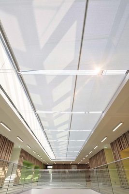 Die unter den Glasflächen montierten Horizontal-Markisen halten zuverlässig Sonne und Hitze ab und verhindern so eine ungewollte Aufheizung.