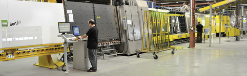 Vernetzte Online-Isolierglas-Produktion: Maschinen verschiedener Hersteller sind vom Zuschnitt bis zum Versand über die A+W-Steu﻿erungssoftware vernetzt und kommunizieren permanent miteinander.