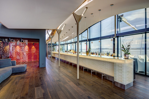 Hier ein Blick aus dem Inneren der Bar durch die schaltbaren Fassadengläser. - © Foto: Best Western Premier Hotel Beaulac
