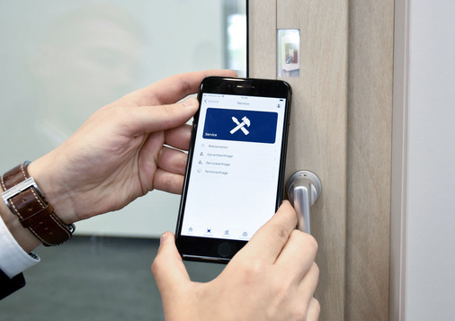 ﻿Veka versprach schon auf seiner Jubiläumsfeier im Sommer, dass man mit dem eingebauten Chip im Fenster noch viel vorhabe wie z. B. Anwendungen, von denen sowohl Fensterbauer als auch Endkunden profitieren können. Auch Service- und Dienstleistungsaspekte, die speziell auf den Kunden abgestimmt werden, können damit ausgespielt werden.