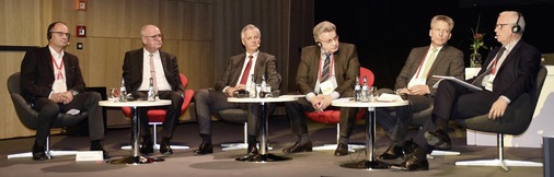 Hochkarätig besetzte Diskussionsrunde auf dem Fachpresseevent. Die Protagonisten diskutierten über die Frage: „Fenster: Aussichtsloser Kampf gegen das Low Interest-Image?“ (v. l.): Hanspeter Gasser (Inhaber HP Gasser AG; Schweiz), Dr. Eckhard Keill, Dr. Heinz Scharl (Strategische Geschäftsführung Internorm International GmbH und Vorstand Markt und Produkt IFN-Holding AG, Österreich), Frank Linnig (Medienexperte), Andreas Hartleif (Vorstandsvorsitzender Veka AG) und Marc Bonjour (Directeur des Activités Internationales Groupe Liebot; Frankreich)