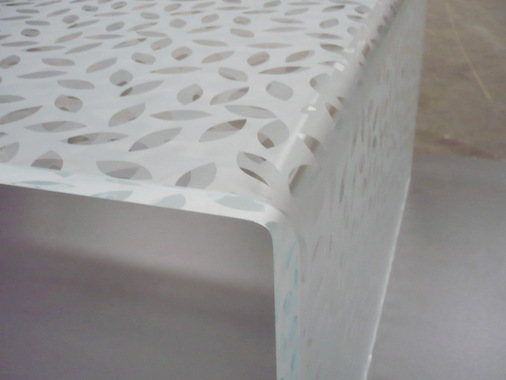 Dieser Glastisch besitzt nicht nur um 90° gebogene Seitenteile, sondern ist auch aufwendig veredelt.