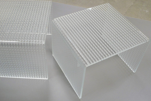 Hier zwei Tische, deren Seiten um 90° gebogen wurden.