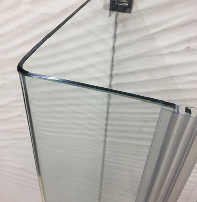 Auch für Duschenwände lassen sich die um 90° gebogene Gläser im Badezimmer einsetzen. - © Foto: WFS Decor Glas
