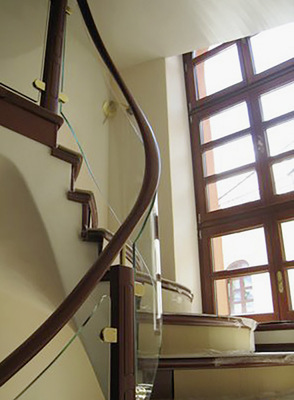 Selbst für komplexe Treppen hat WFS Decor Glas die passenden gekrümmten Gläser für die Seitenteile.