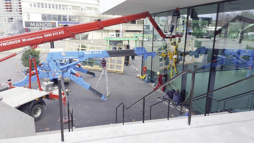 Bei der Montage der großformatigen 1,5 t schweren Scheiben kamen Geräte von Heavydrive zum Einsatz. - © Foto: Barbara Bühler, Basel
