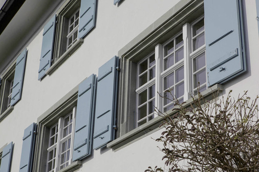 Wenn es sein muss, können auch die Vorgaben des Denkmalschutzes erfüllt werden. Ob Holz oder Aluminium spielt da gar keine Rolle.