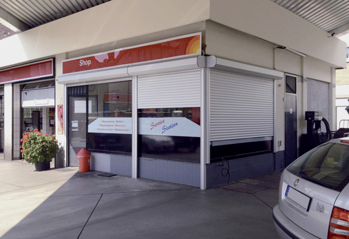 Die integrierte automatische Hochhebesicherung der RollBox verriegelt sich beim Schließen des Rollladens selbsttätig. Erst beim Wiederaufrollen des Rollladens öffnet sich der Riegel ebenfalls automatisch.