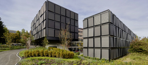 Die Ausführungen des Sonnenschutzes können vielfältig sein. Wichtig ist, dass mit dem gewählten Sonnenschutz-system die Anforderungen für den dahinterliegenden Arbeitsplatz erfüllt werden.