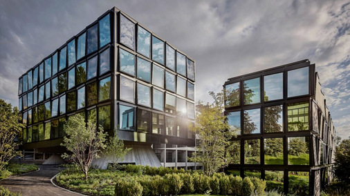 Fensterfassaden ohne jeden außen liegenden Sonnenschutz würden der sommerlichen Überhitzung nichts entgegenbringen können. Der thermische und visuelle Komfort wären so überhaupt nicht gegeben.