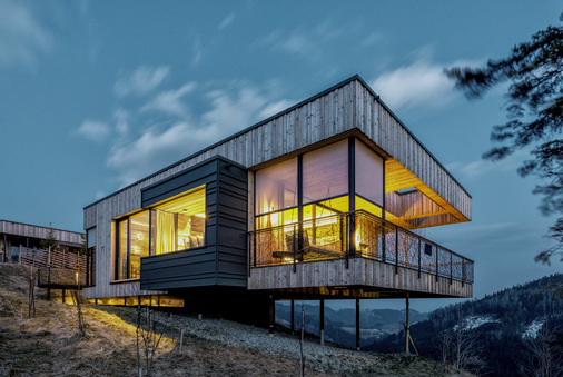 Gerade bei exponierten Gebäudelagen ist der Sonnenschutz extrem wichtig, um thermischen und visuellen Komfort gewährleisten zu können. Den Sichtschutz gibt es quasi oben drauf.