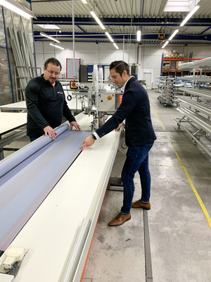 Kundennähe, auch nach dem Verkauf, steht bei Jentschmann im Vordergrund. Sascha Hanft (re.) sieht hier den richtigen Mix, um wie bei der Beratung mit Udo Schroeder von Hella punkten zu können.