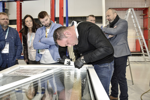 Teilnehmer erfuhren von neuesten Maschinentechnologien und Techniken in der Verklebung. 