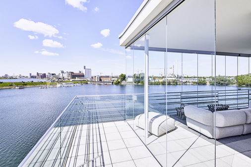 Zur Minderung der vor Ort auftretenden Lärmbelastungen wurden als Schallschutzmaßnahme rahmenlose Verglasungen von Lumon auf den Balkonen und Terrassen eingebaut.