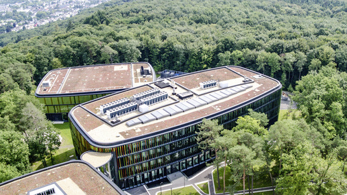 Elf einzelne Dachöffnungen unterschiedlicher Breite bilden die Basis für das ellipsenförmige Atrium des Forschungs- und Laborgebäudes des Deutschen Zentrums für Neurodegenerative Erkrankungen in Bonn.