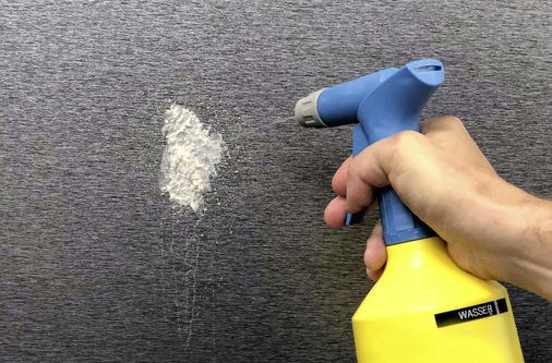 Intensives Spülen mit heißem Wasser sorgt dafür, dass sich die ersten Schmutzpartikel lösen und weggeschwemmt werden.
