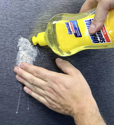 Nach dem ersten Spülvorgang tragen Sie das Spülmittel auf. Mit der bloßen Hand haben Sie das beste Gefühl und spüren, wenn sich Schmutzpartikel lösen.