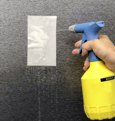 Legen Sie in heißem Wasser eingeweichtes Papier 
auf die verschmutzten Partien. Lassen Sie die Papier­lage rund fünf Minuten einwirken und benetzen Sie sie währenddessen immer wieder mit heißem Wasser.